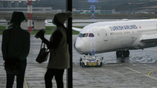 Самолет авиакомпании Turkish Airlines на перроне в Международном аэропорту Стамбул