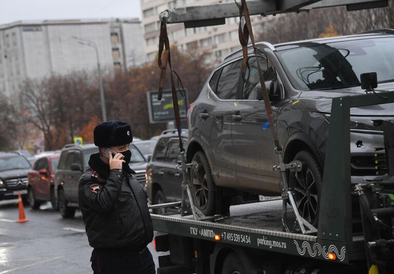 Эвакуатор эвакуирует автомобиль с места ДТП