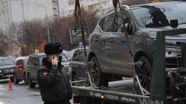 Эвакуатор эвакуирует автомобиль