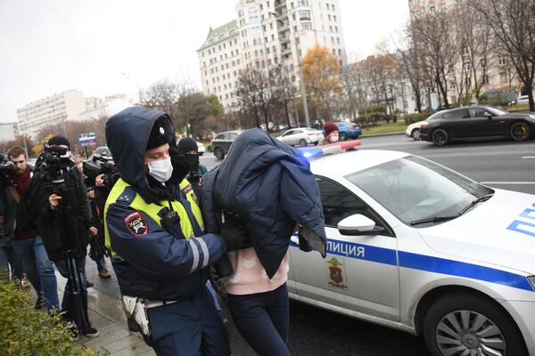 Полицейский рядом с остановкой общественного транспорта на Садовом кольце в Москве, в которую въехал автомобиль
