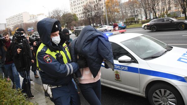 Полицейский рядом с остановкой общественного транспорта на Садовом кольце в Москве, в которую въехал автомобиль
