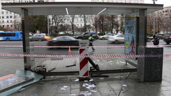 Остановка общественного транспорта на Садовом кольце в Москве, в которую въехал автомобиль