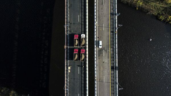Спецтехника на мосту через канал имени Москвы в составе ЦКАД-3.
