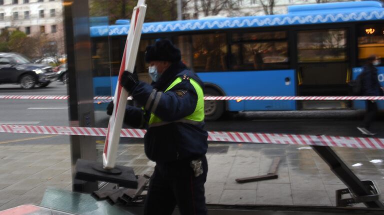 Остановка общественного транспорта на Садовом кольце в Москве, в которую въехал автомобиль