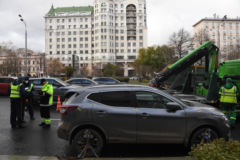 Эвакуатор эвакуирует автомобиль с места ДТП