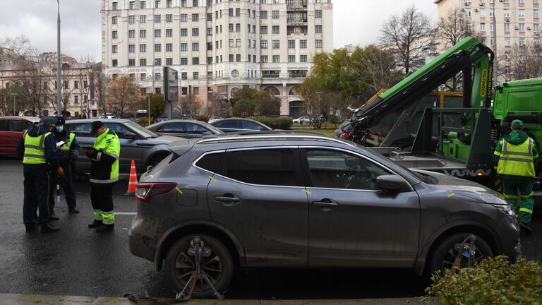 Эвакуатор эвакуирует автомобиль с места ДТП