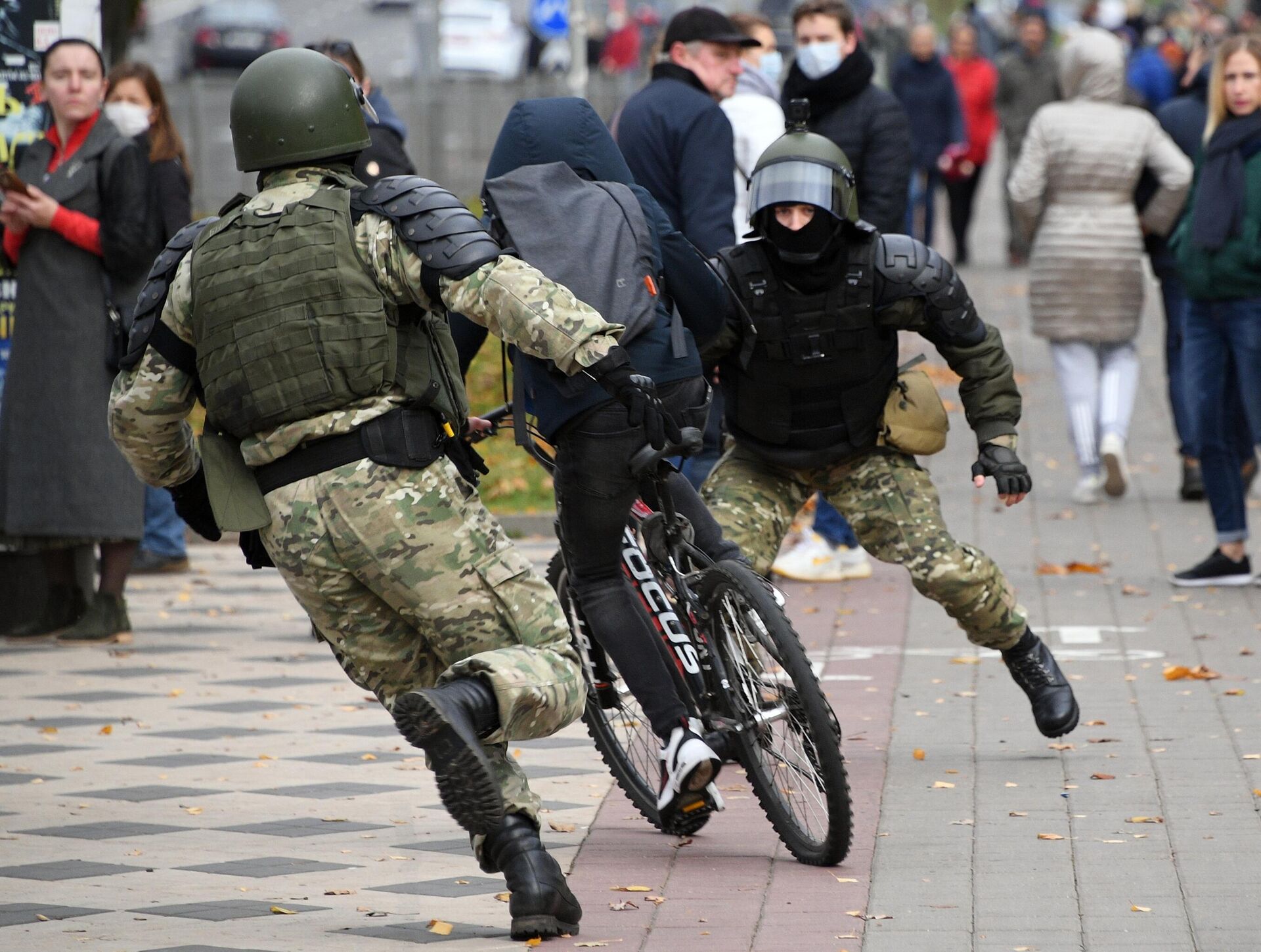 Сотрудники правоохранительных органов на несанкционированной акции Дзяды (Деды, Предки) в Минске - РИА Новости, 1920, 17.11.2020