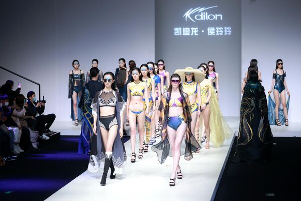 Модели во время показа на China Fashion Week