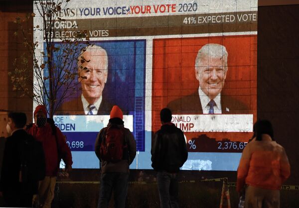 Экран с предварительным подсчетом голосов на президентских выборах в Вашингтоне, США