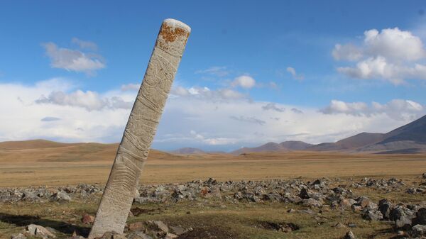 Олений Камень - памятник бронзового века, установленный перед захоронением ритуально принесенных в жертву лошадей в Центральной Монголии