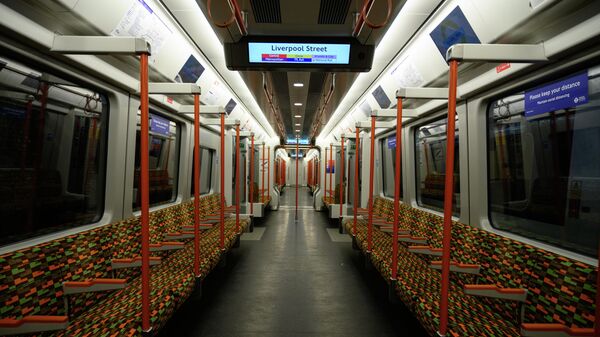 Пустые вагоны поезда лондонского метро во время карантина