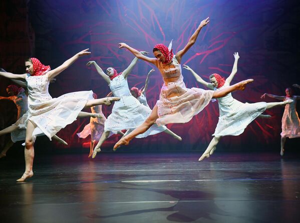 Танцоры Московского театра танца Гжель представляют одноактный спектакль Дом у дороги на музыку Валерия Гаврилина на сцене Геликон-оперы
