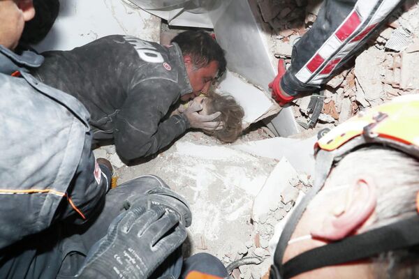Четырехлетняя девочка, найденная под обломками дома, рухнувшего в результате землетрясения в Измире, Турция 