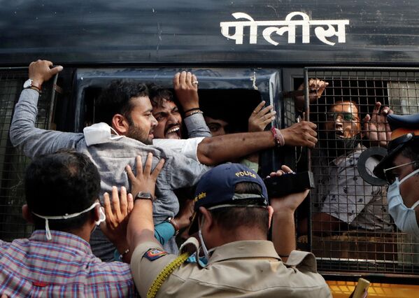 Полиция задерживает участников акции протеста в Мумбаи, Индия