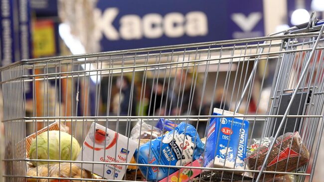 Тележка с продуктами в магазине