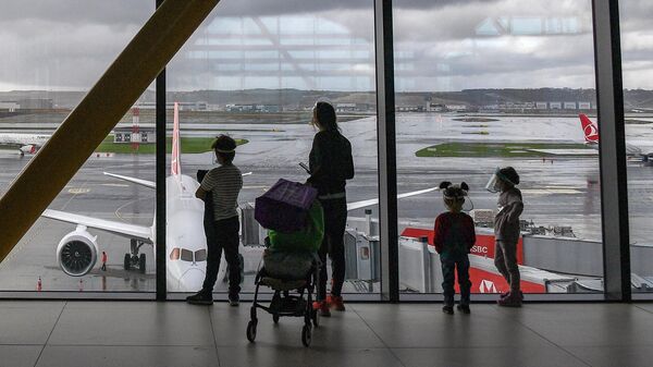 Пассажиры в Международном аэропорту в Стамбуле