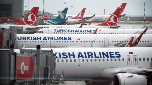 Самолеты на перроне в Международном аэропорту Стамбул 
