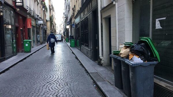 Мусорные баки на улицах Парижа
