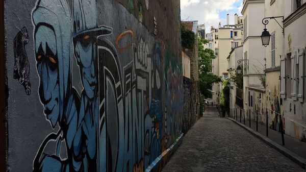Граффити в Париже. Архивное фото