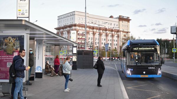 Остановка общественного транспорта рядом с Савеловским вокзалом в Москве