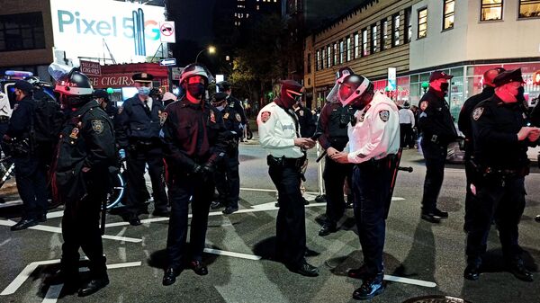 Полицейские стоят в оцеплении во время проведения акции протеста в Нью-Йорке. Архивное фото