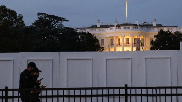 Сотрудники секретной службы США на площади перед Белым домом в Вашингтоне