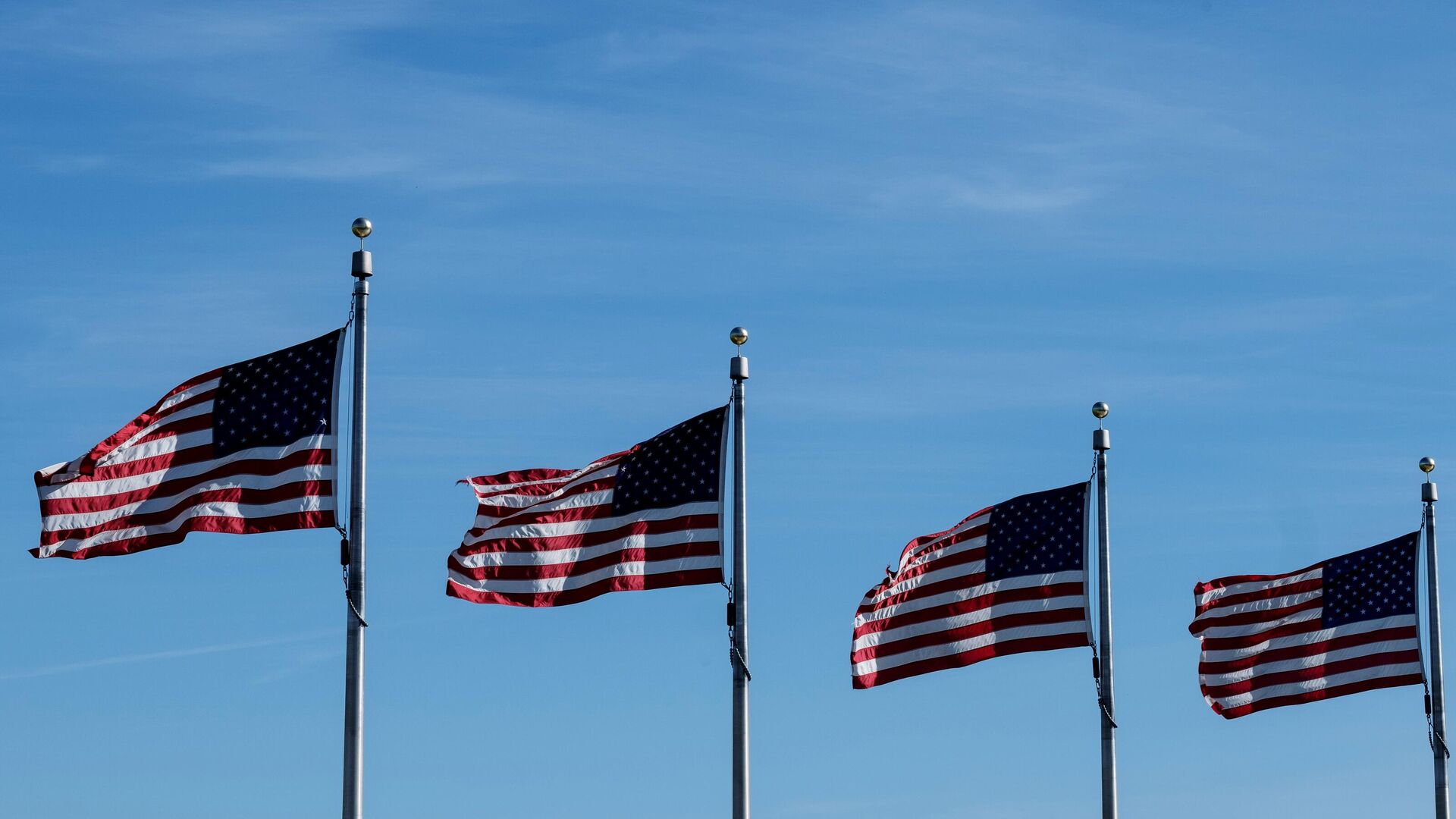 Флаги США неподалеку от здания Капитолия в Вашингтоне - РИА Новости, 1920, 08.01.2022