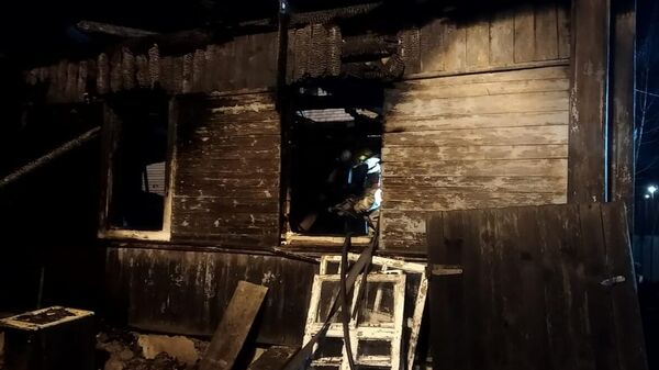 Сотрудники МЧС ликвидируют пожар в частном доме в городе Ельня Смоленской области