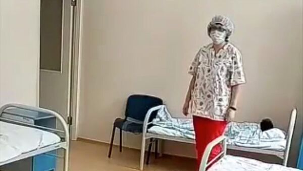 Кадр видео жестокого обращения с ребенком в больнице в Новосибирске