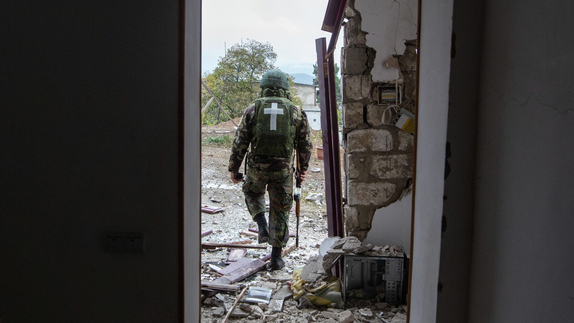 Военнослужащий возле дома, поврежденного в результате обстрела Степанакерта - РИА Новости, 1920, 10.11.2020