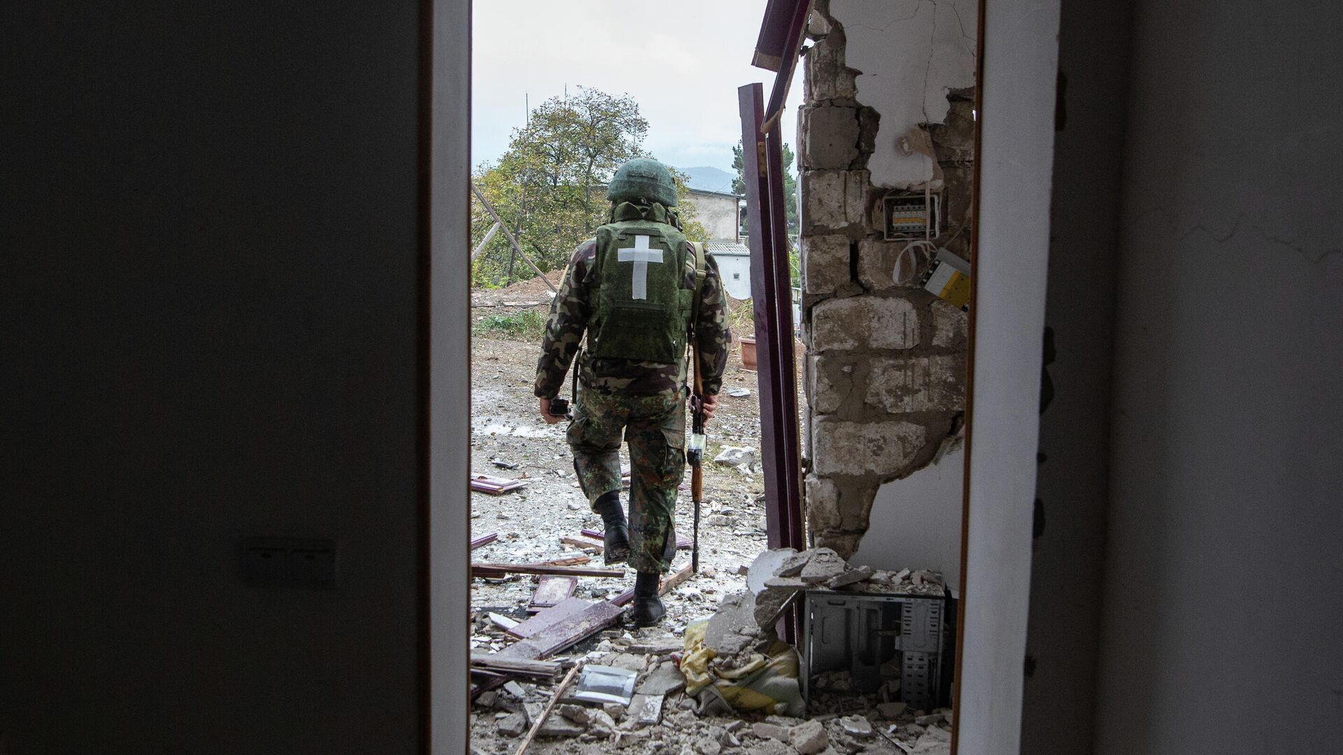 Военнослужащий возле дома, поврежденного в результате обстрела Степанакерта - РИА Новости, 1920, 07.11.2020