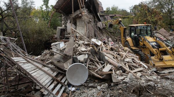 Спецтехника на разборке домов, разрушенных в результате обстрела Степанакерта