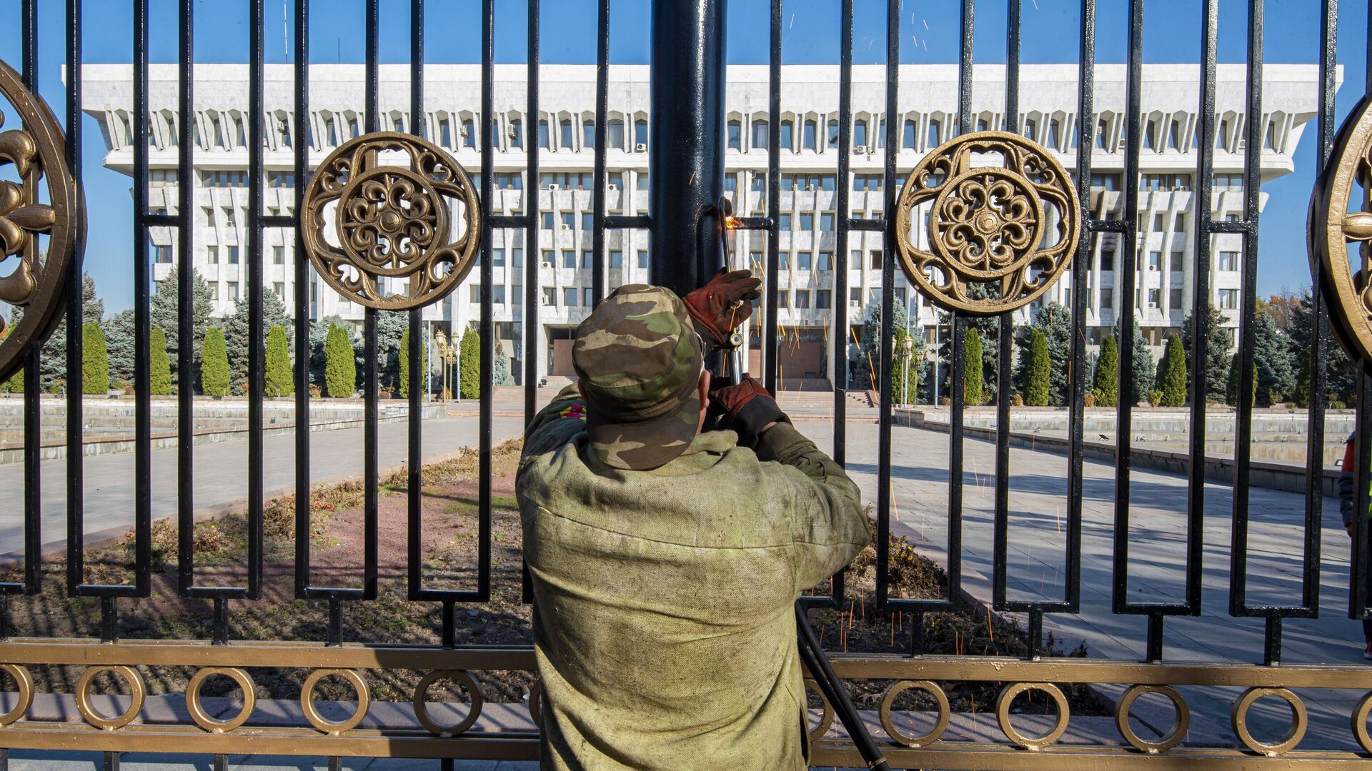 Демонтаж ограждения вокруг здания парламента Киргизии в Бишкеке - РИА Новости, 1920, 16.09.2022