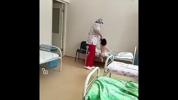 Медсестра таскает ребенка за волосы в больнице Новосибирска