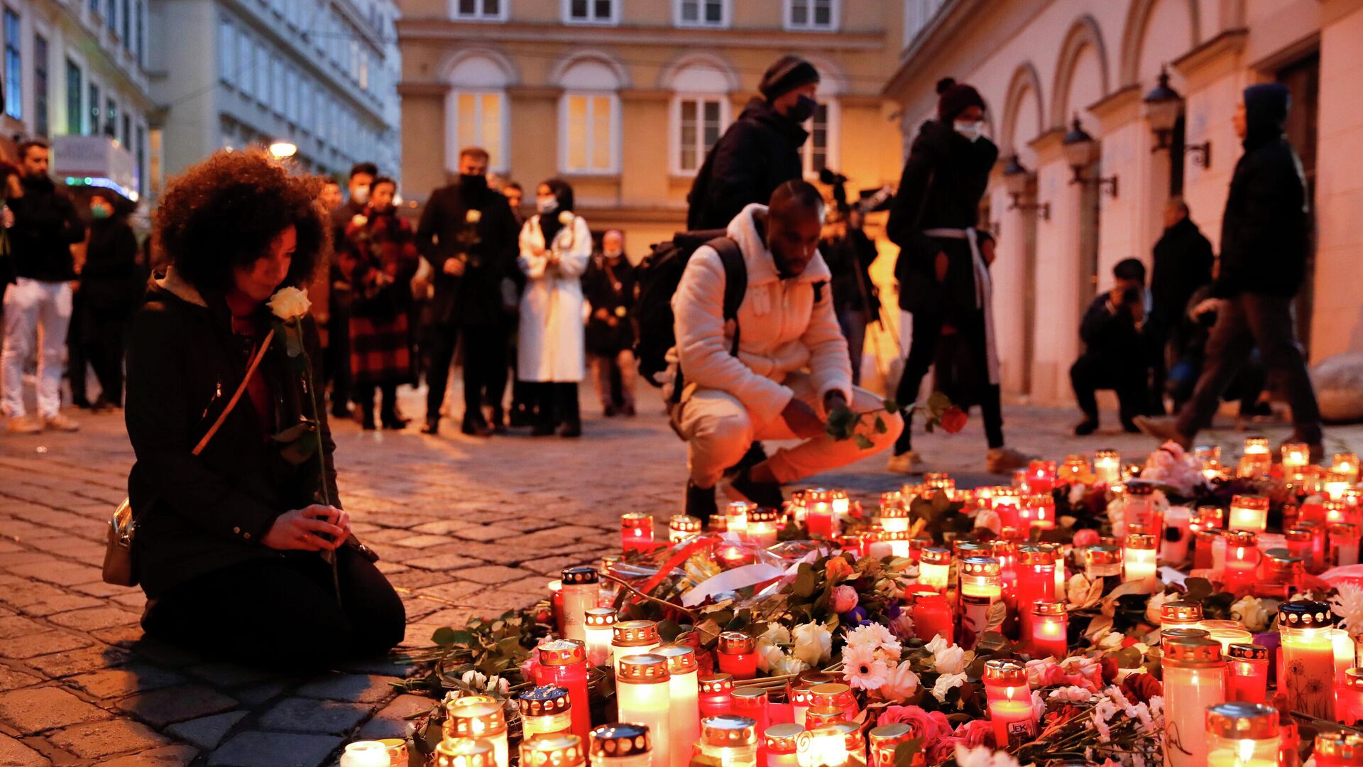 Цветы и свечи на месте теракта в Вене, Австрия - РИА Новости, 1920, 07.11.2020