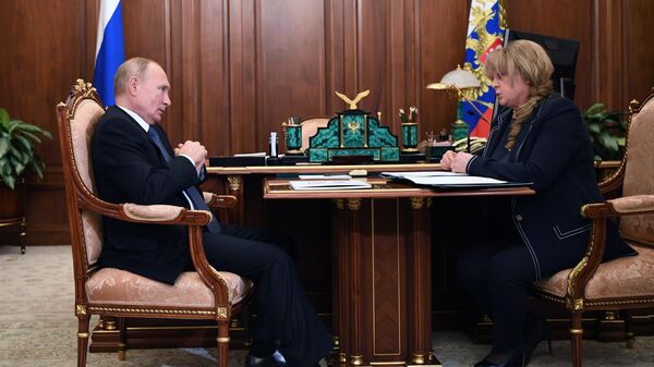 Президент РФ Владимир Путин и председатель Центральной избирательной комиссии (ЦИК) РФ Элла Памфилова во время встречи