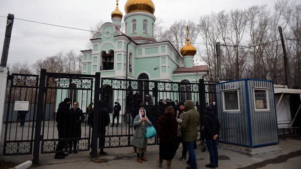 Верующие на территории храма святой блаженной Ксении Петербургской