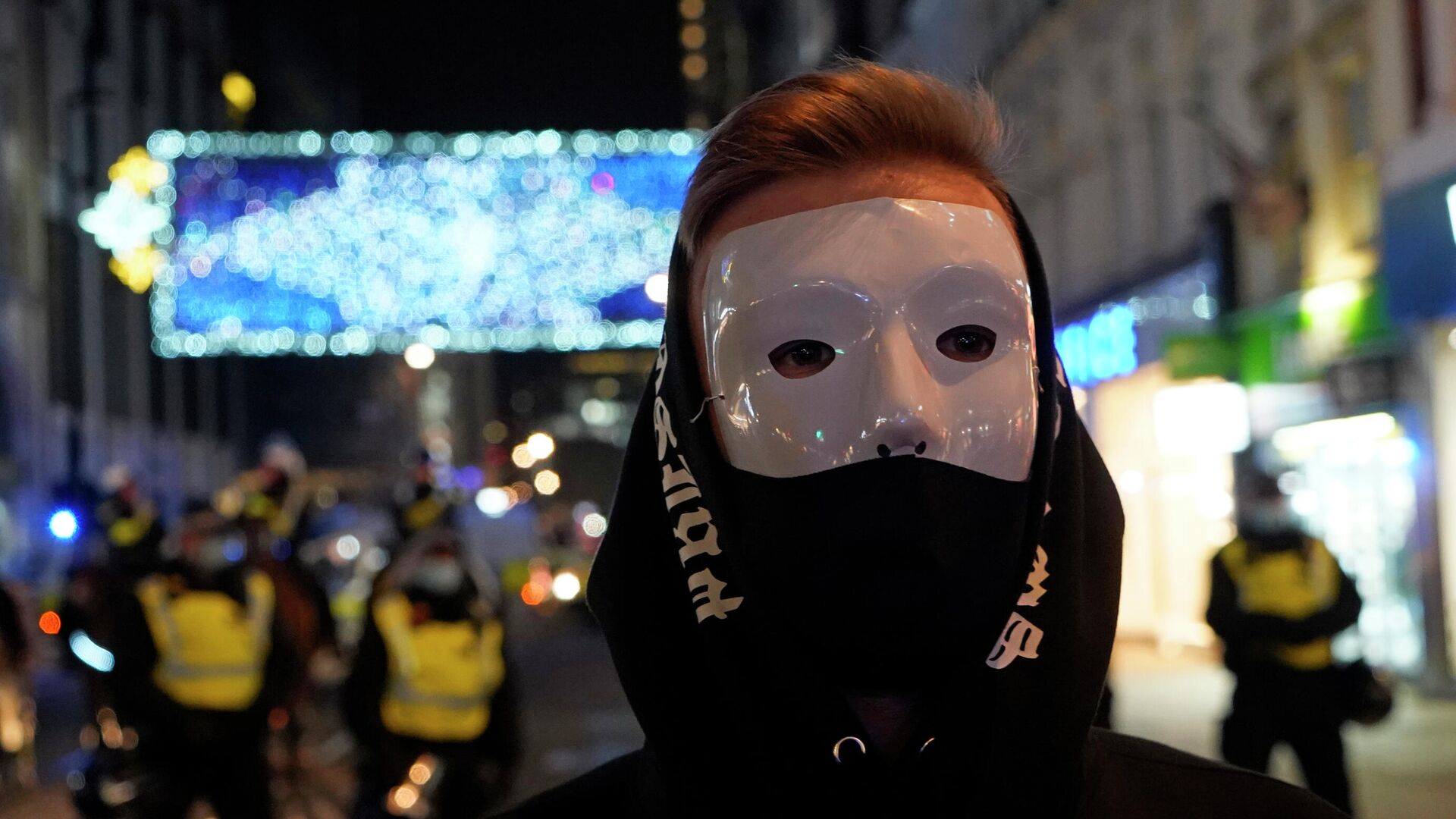 Участник Марша миллиона масок на Оксфорд-стрит в Лондоне - РИА Новости, 1920, 06.11.2020