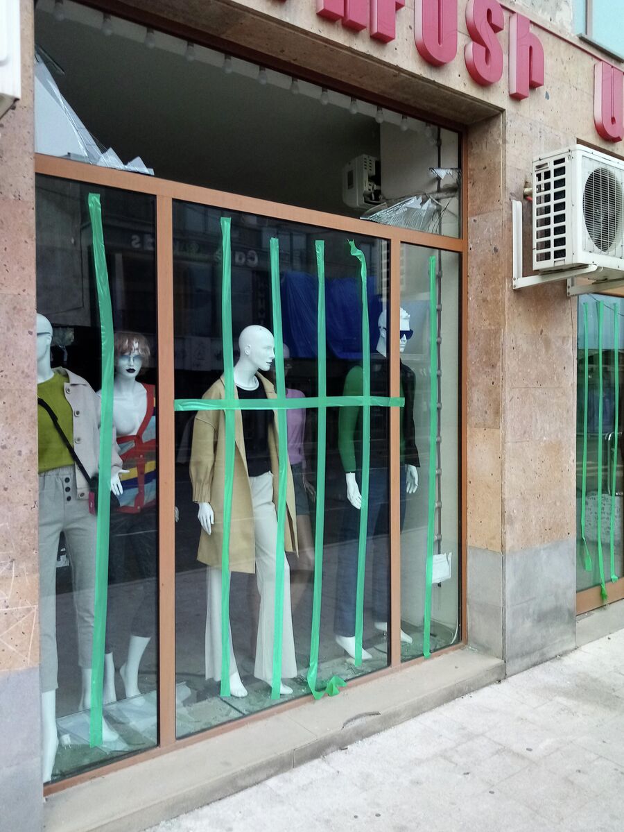 Выбитая витрина магазина в результате обстрела Степанакерта