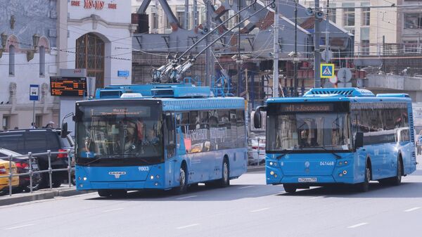 Троллейбус и автобус на улице Москвы
