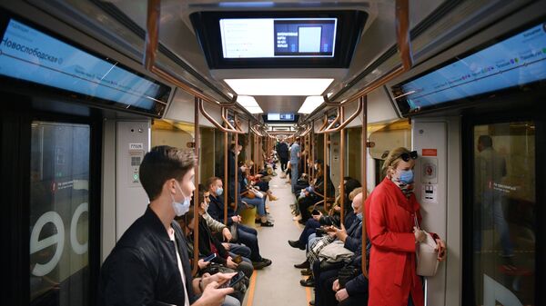 Пассажиры в вагоне поезда нового поколения Москва-2020 Московского метрополитена