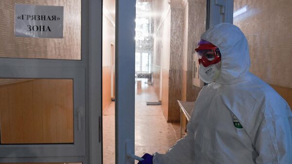 Медицинский работник у дверей Грязной зоны в ковидном госпитале на базе санатория Прибой в Евпатории