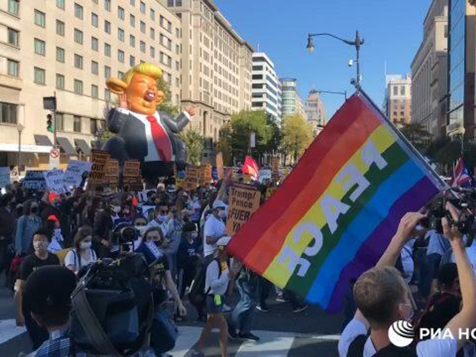 Протестующие в Вашингтоне несут надувного Трампа