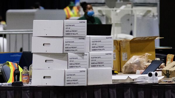 Бюллетени в коробках на столе внутри Конгресс-центра в Филадельфии, помещения которого используются для подсчета голосов на президентских выборах в США