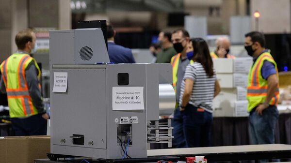 Машина для подсчета голосов внутри Конгресс-центра в Филадельфии
