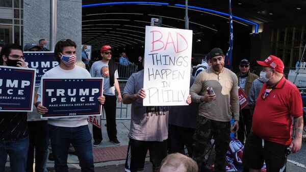 Сторонники президента США Дональда Трампа во время акции протеста перед Конгресс-центром в Филадельфии