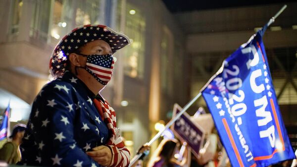 Сторонники президента США Дональда Трампа во время акции протеста в Филадельфии, штат Пенсильвания