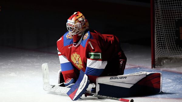 Голкипер сборной России по хоккею Ярослав Аскаров