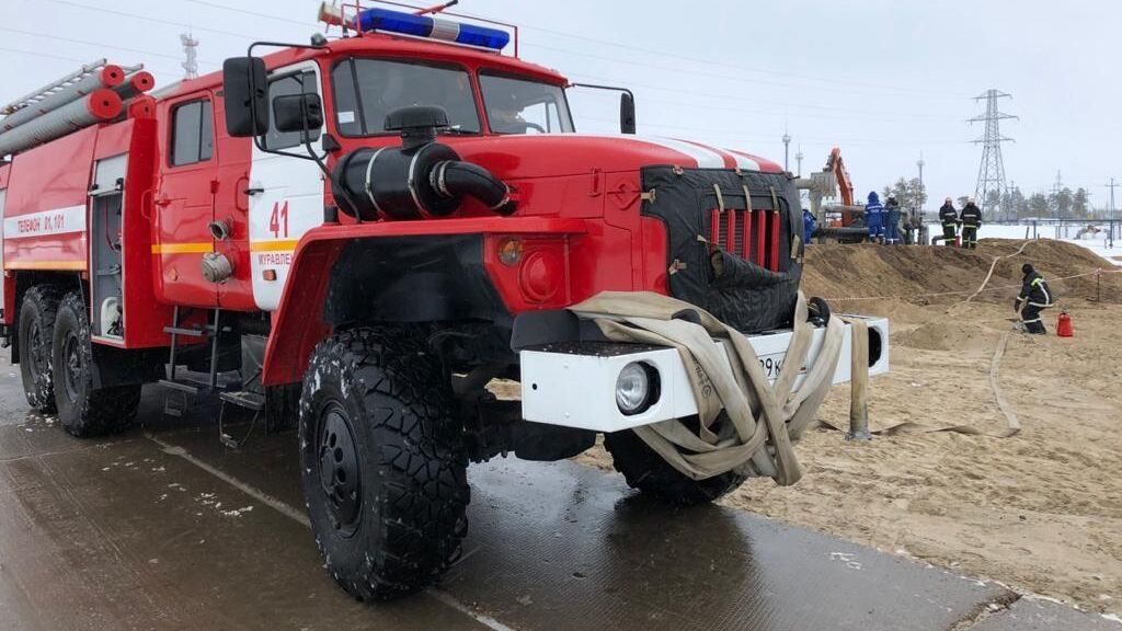 Сотрудники МЧС во время ликвидации последствий аварии в Пуровском районе ЯНАО - РИА Новости, 1920, 07.11.2020