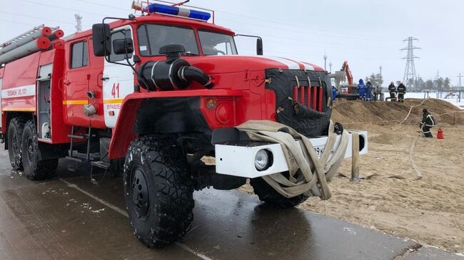 Сотрудники МЧС во время ликвидации последствий аварии в Пуровском районе ЯНАО